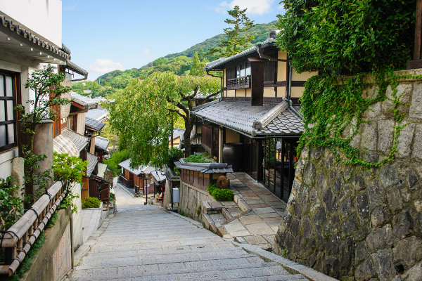 清水寺・八坂神社などの社寺を巡る〝門前町〟京都市産寧坂1