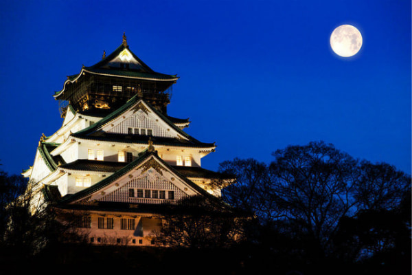 大阪城を仰ぐ西の丸庭園で、管絃の調べと共に秋の味覚ディナーに舌鼓