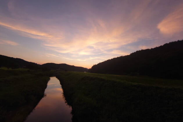 田園を照らして刻々と移り変わる〝夕日〟、名画のような日本の原風景を愛でる