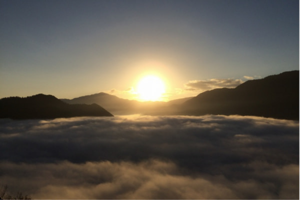 :円山川の朝霧がもたらす雲海の絶景と日の出を望む1