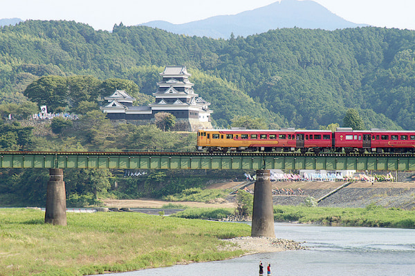 肱川恵みによる瀬戸内海に出る舟運の拠点として栄えた大洲城下町