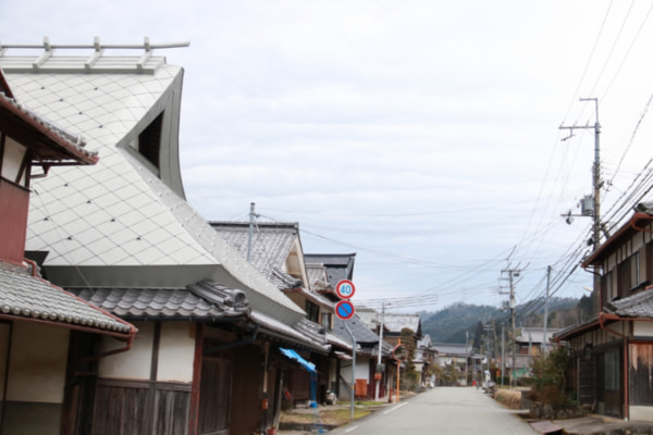 田園・社寺・河川・山が一体となった宿場町の面影残る建物1