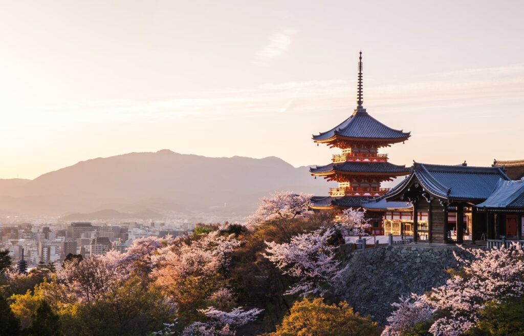 遺産で国宝の清水寺の春景色