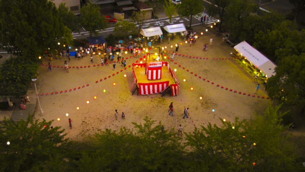 上空から見た夏の盆踊りの風景