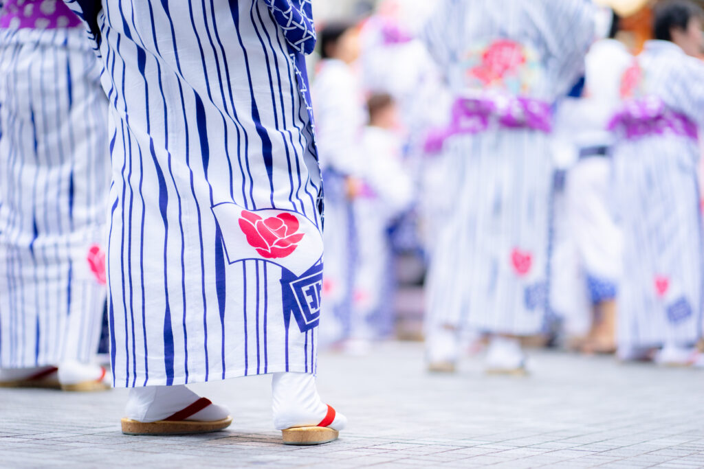 夏祭りの浴衣を着た人々