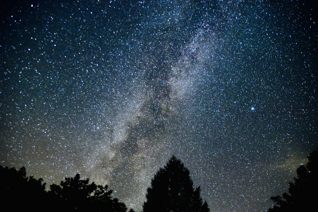 夏空の星々が集まる天の川