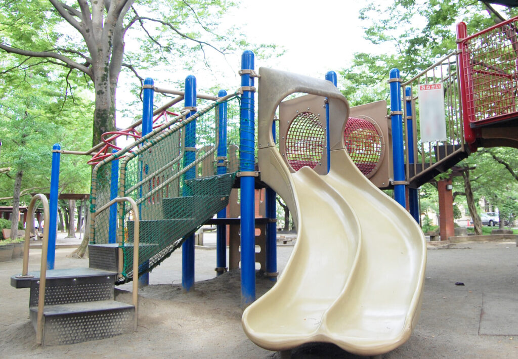 アスレチックのある公園の遊具