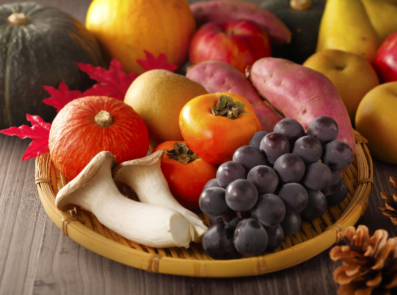 Trái cây và rau quả mùa thu được sử dụng làm nguyên liệu.