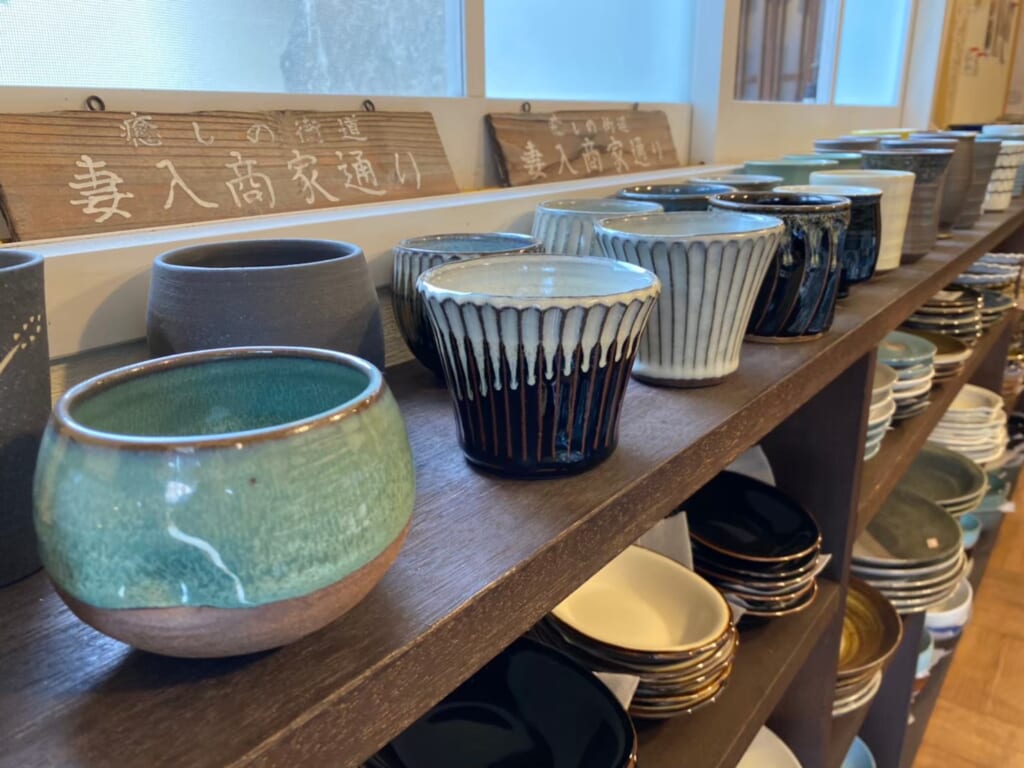 丹波焼の陶芸作品が並ぶ店