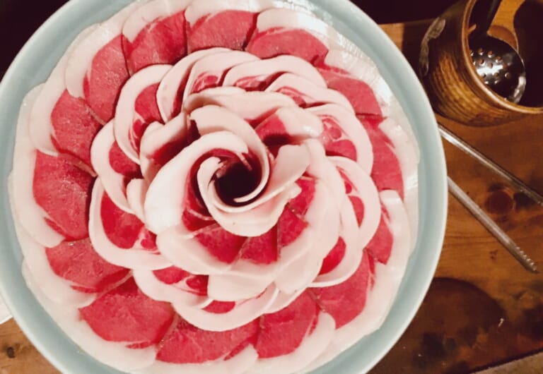 牡丹の花のように飾られた猪肉料理ぼたん鍋