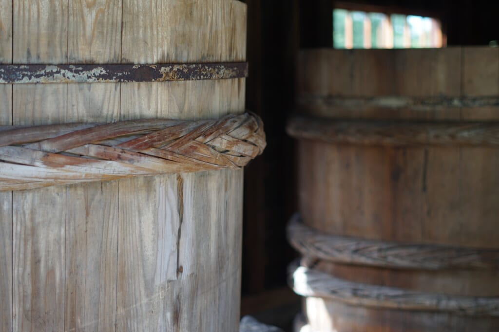 醸造に使われる木製の大樽