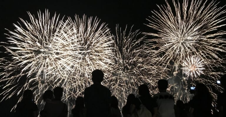 夏祭りの打ち上げ花火大会