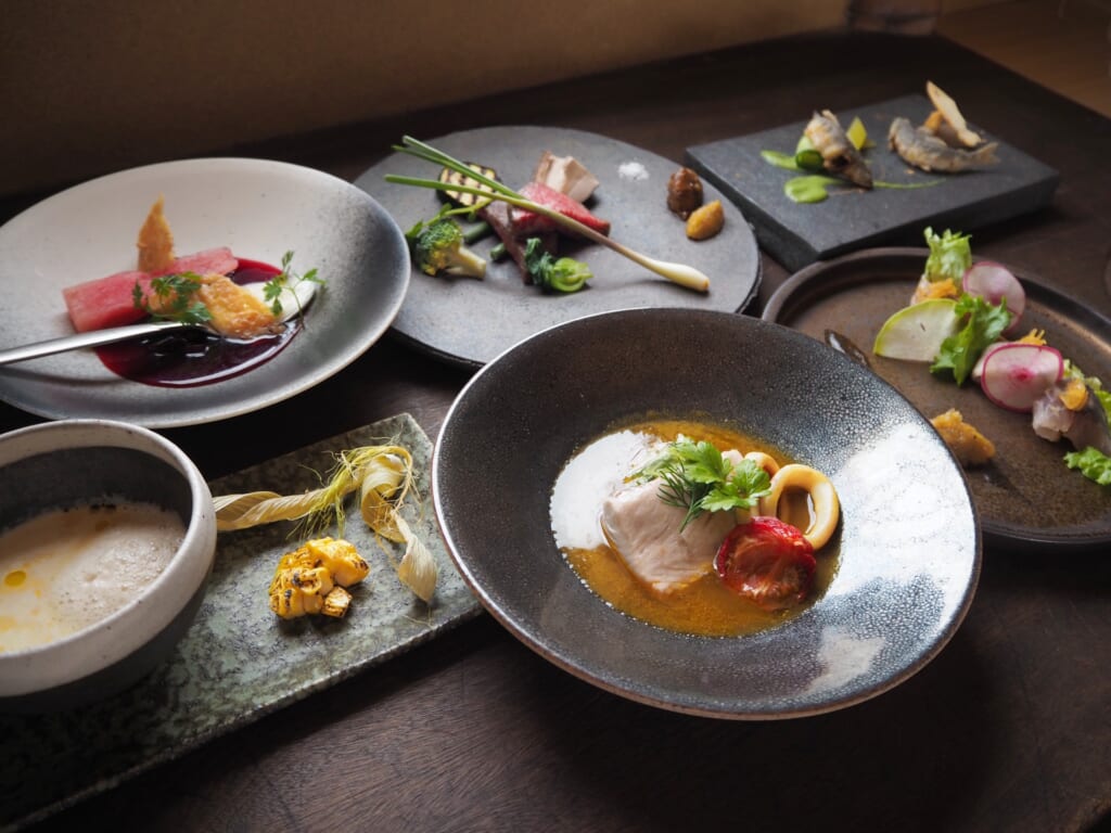 夏の鮮魚と野菜をあしらった料理