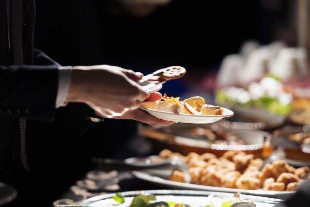 ビュッフェで食べ物を取る人