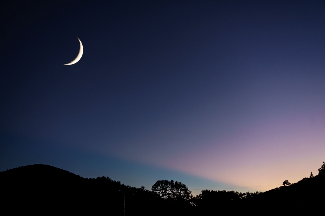 夜空に浮かぶ上弦の三日月