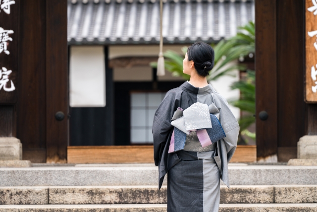 着物を着る女の人