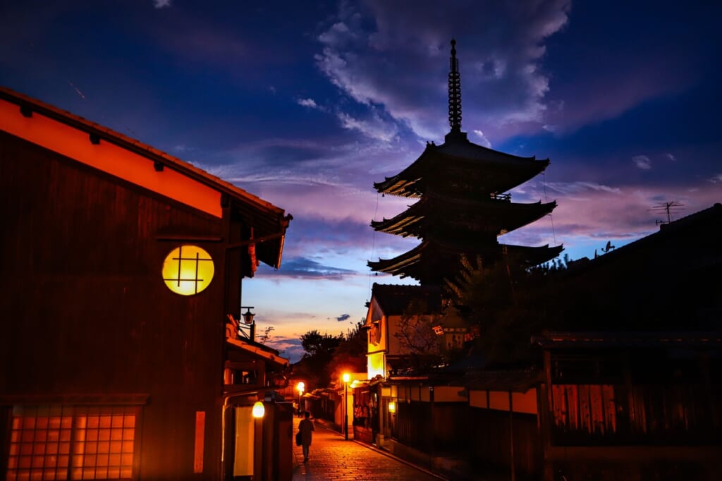 法隆寺五重の塔の夕べ