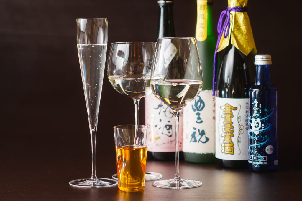 日本酒のボトルとグラス