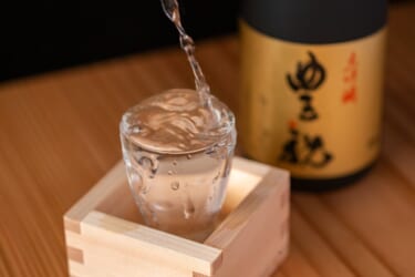 日本酒が注がれる様子