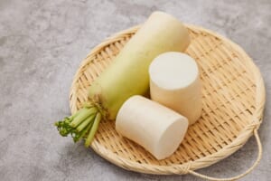 ざるの上に置かれた着られた大根