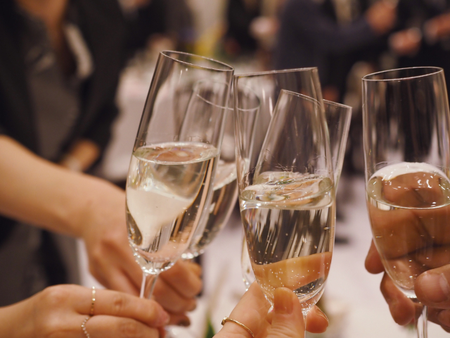乾杯する様子
