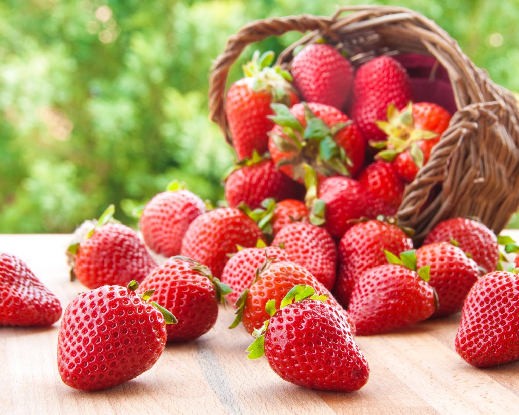 カゴからこぼれる苺