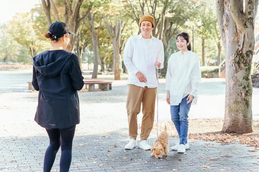 散歩中に挨拶する人