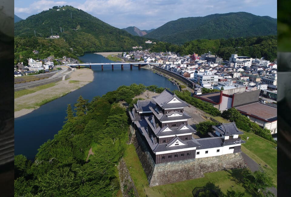 大洲城周辺の景観　国内旅行さえ容易ではない近年、地方の過疎化は進み、それまで当たり前のようにまちにあった文化は消え、二度と取り戻すことはできなくなります。価値あるものを未来へ紡いでいくために、愛媛県大洲市は伝統産業である養蚕業の復興を諦めません。